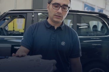 Mihai mit ZF Range Extender aus dem London CabMihai mit ZF Range Extender aus dem London Cab