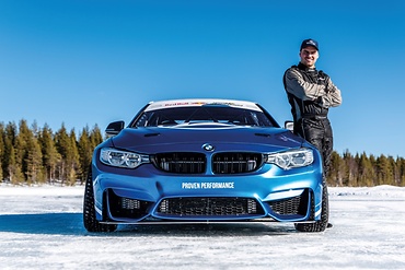 Joachim Waagaard leaning next to his blue race car