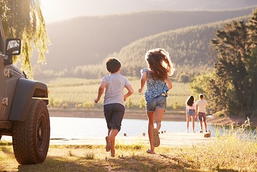 Bambini che corrono in mezzo alla natura