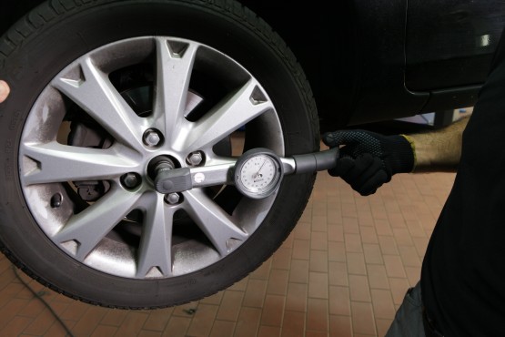 indicator torque wrench in action