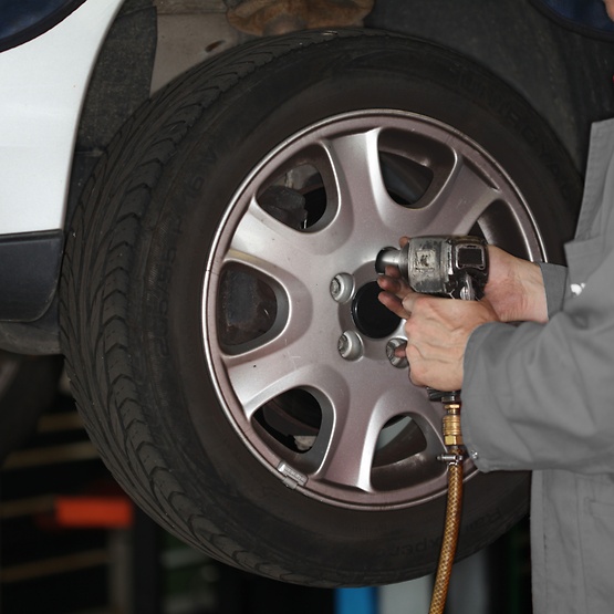 Soulever le véhicule et retirer les roues avant