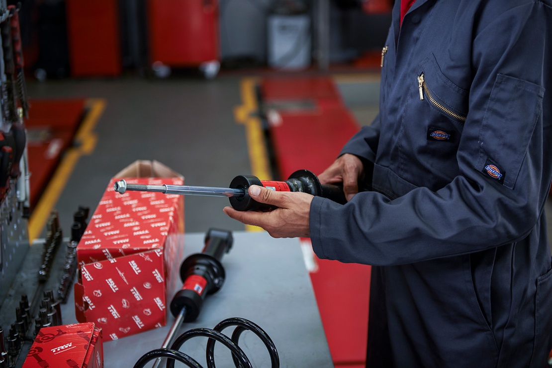 How to change the rear shock absorbers on a VW Golf 4