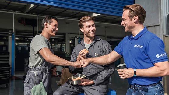 ZF [pro]Tech travailleurs souriant pendant la pause déjeuner